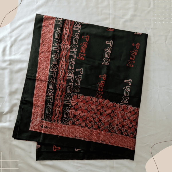 Batik Kerinci motif aksara Incung dan daun sirih, penuh simbolisme budaya. Tersedia di batikkerinci.com.