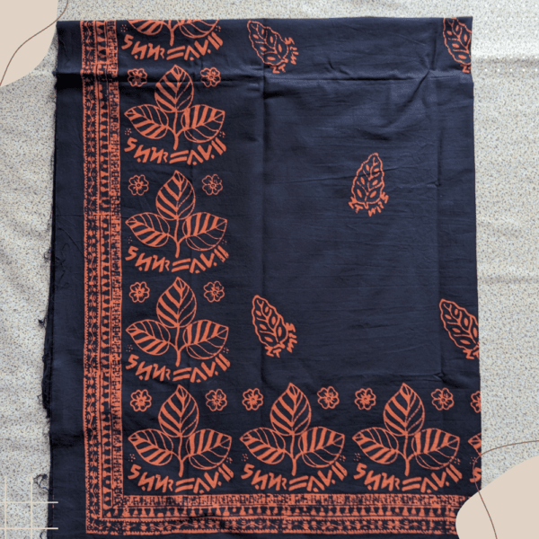 Batik Kerinci motif Daun Sirih dan Bunga Tabur, dengan aksara Incung dan bis motif gergaji, tersedia di batikkerinci.com.