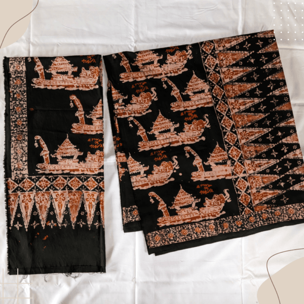 Batik Kerinci stelan dengan selendang motif Kenduri Sko dan ponco pucuk rebung, penuh makna budaya. batikkerinci.com