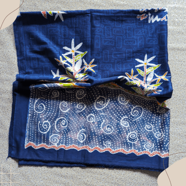 Batik Kerinci motif Bunga dengan bayangan aksara Incung, kaya akan tradisi dan estetika, tersedia di batikkerinci.com.