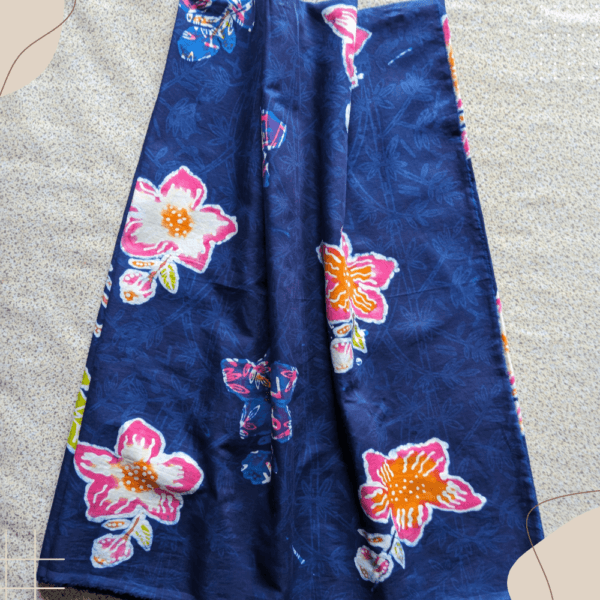 Batik Kerinci motif Bunga Teratai dengan bayangan pohon bambu, mencerminkan harmoni alam, tersedia di batikkerinci.com.