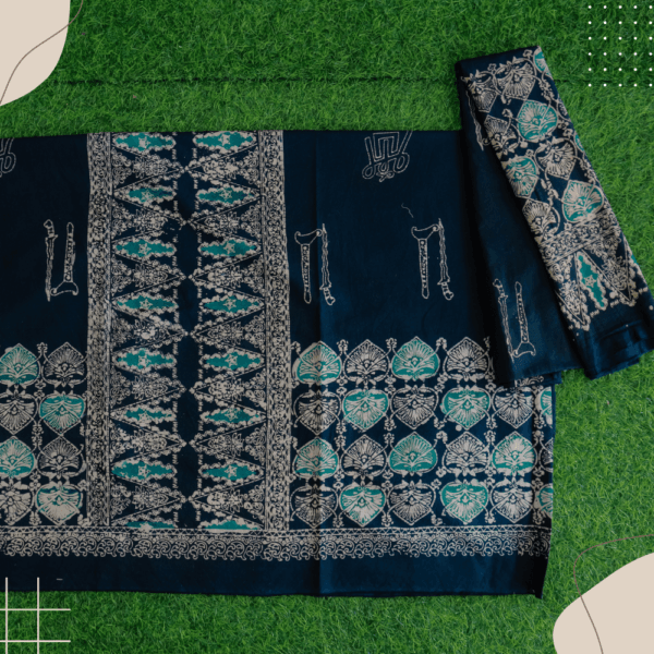 Batik Kerinci motif aksara incung dan keris dan pinggiran daun sirih, tegas dan modern. Lihat lebih lanjut di batikkerinci.com.