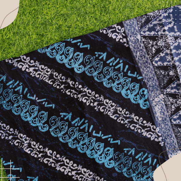 Batik Kerinci motif Incung Itik Pulang Petang dengan pinggiran segitiga, tradisional dan modern. Lihat lebih lanjut di batikkerinci.com.